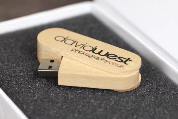 USB vỏ gỗ khắc logo làm quà tặng doanh nghiệp
