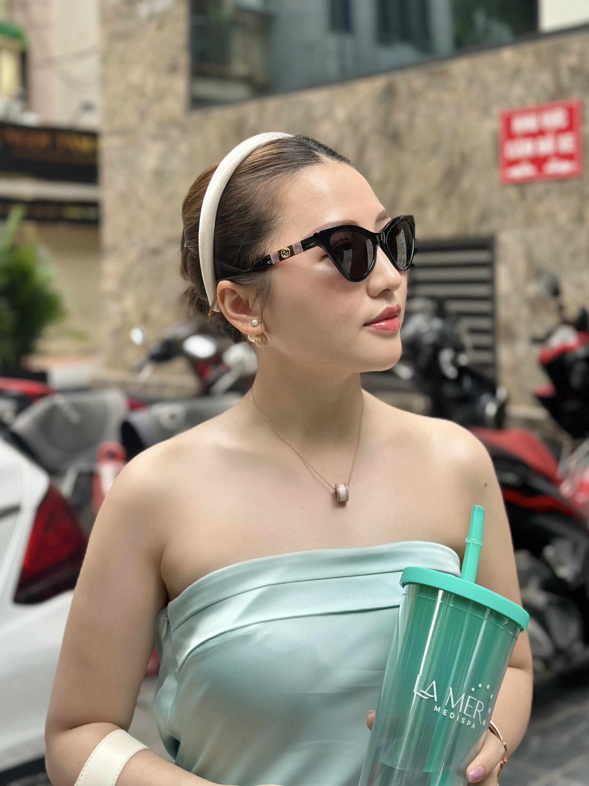 Khách hàng sử dụng sản phẩm Bon Cadeau
