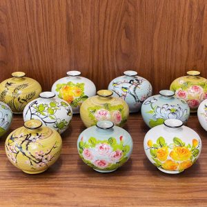 Bình Hoa Gốm Sứ Dáng Tròn Vẽ Hoa Văn – Quà Tặng Doanh Nghiệp - góc ảnh 1