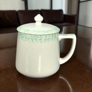 Cốc Sứ Hai Màu Có Nắp – Quà Tặng Doanh Nghiệp Hiện Đại - góc ảnh 3